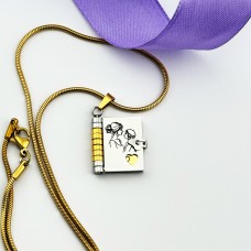 Кулон у формі книжки з гравіюванням для донечки від мами — іменний подарунок