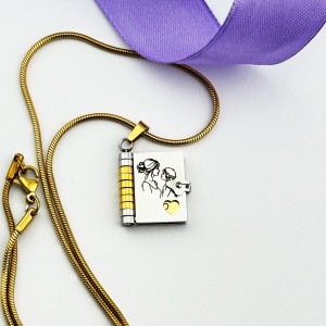 Кулон у формі книжки з гравіюванням для донечки від мами — іменний подарунок