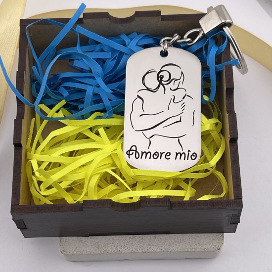 Закохані в обіймах – брелок з гравіюванням на подарунок