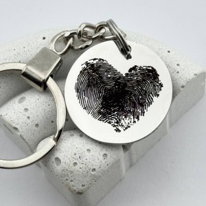 Брелок з гравіюванням відбитків ваших пальців у формі серця